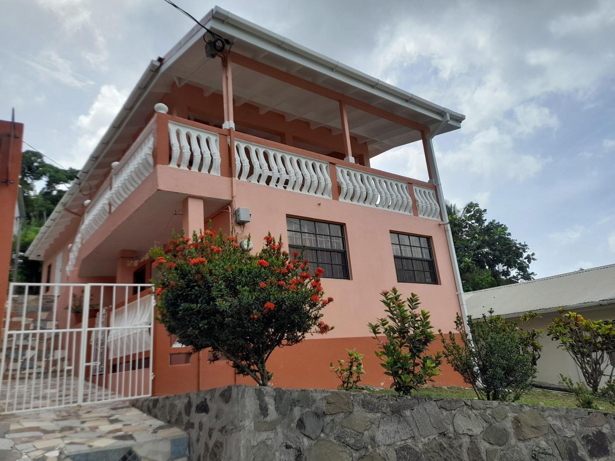 Angie'S Cove, Modern Get-Away Overlooking קסטריס מראה חיצוני תמונה